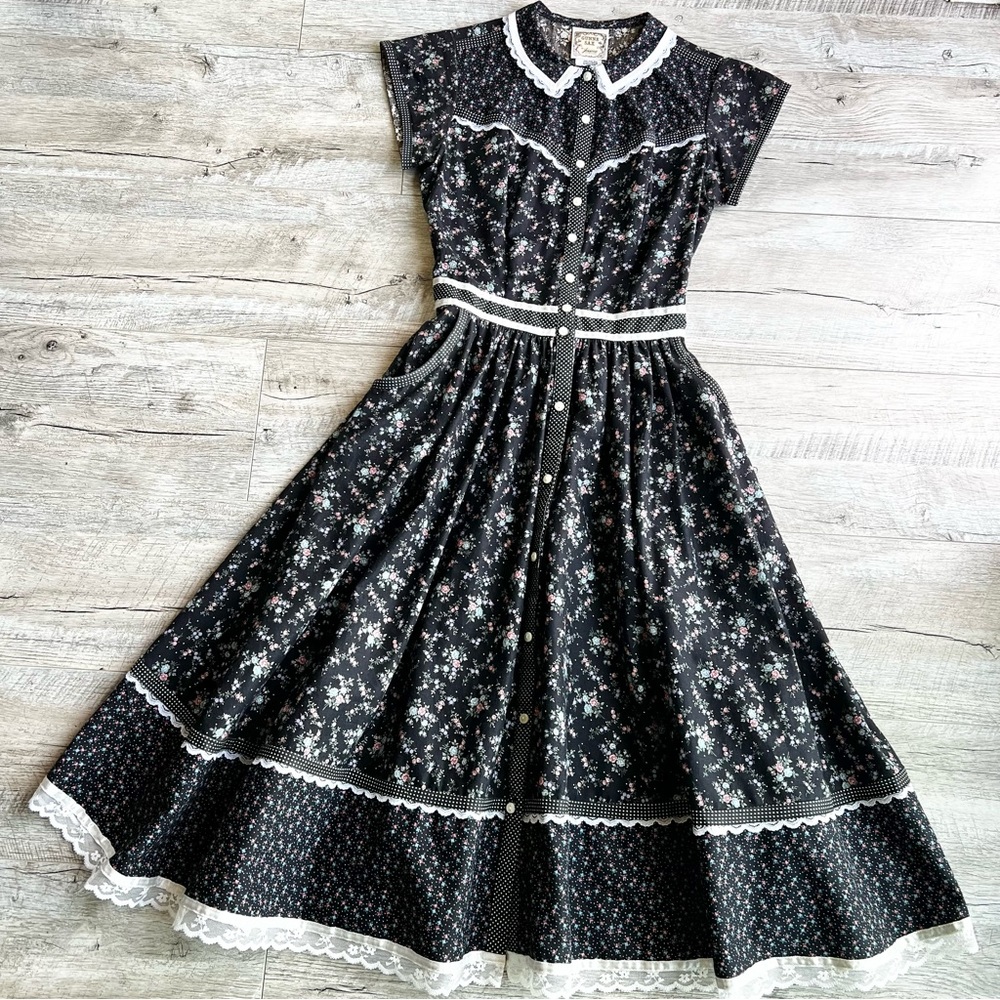 Gunne Sax Vintage Floral & Lace Button Up Summer Dress with Pockets!